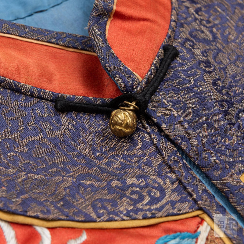 A Chinese embroidered silk robe, - 图6
